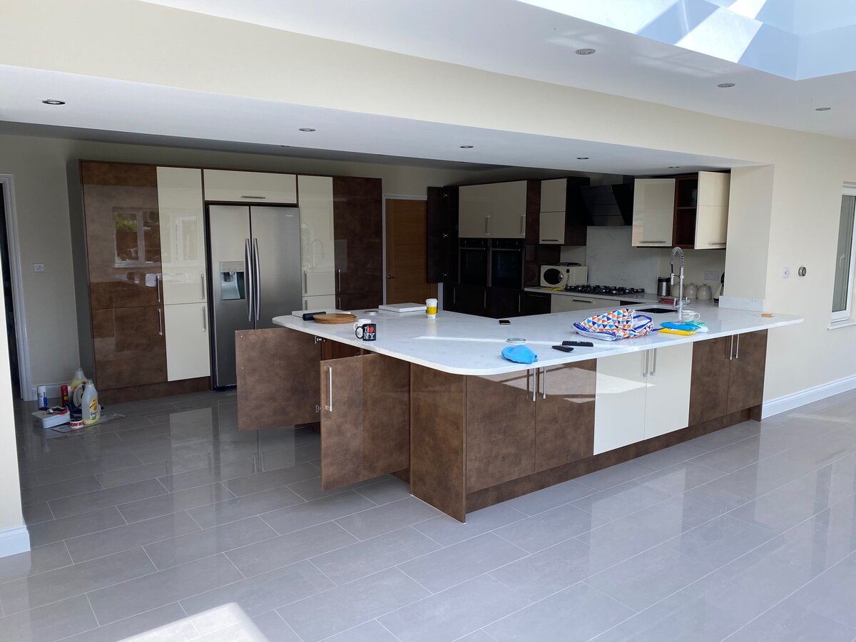 High gloss kitchen peninsula detail with quartz worktop