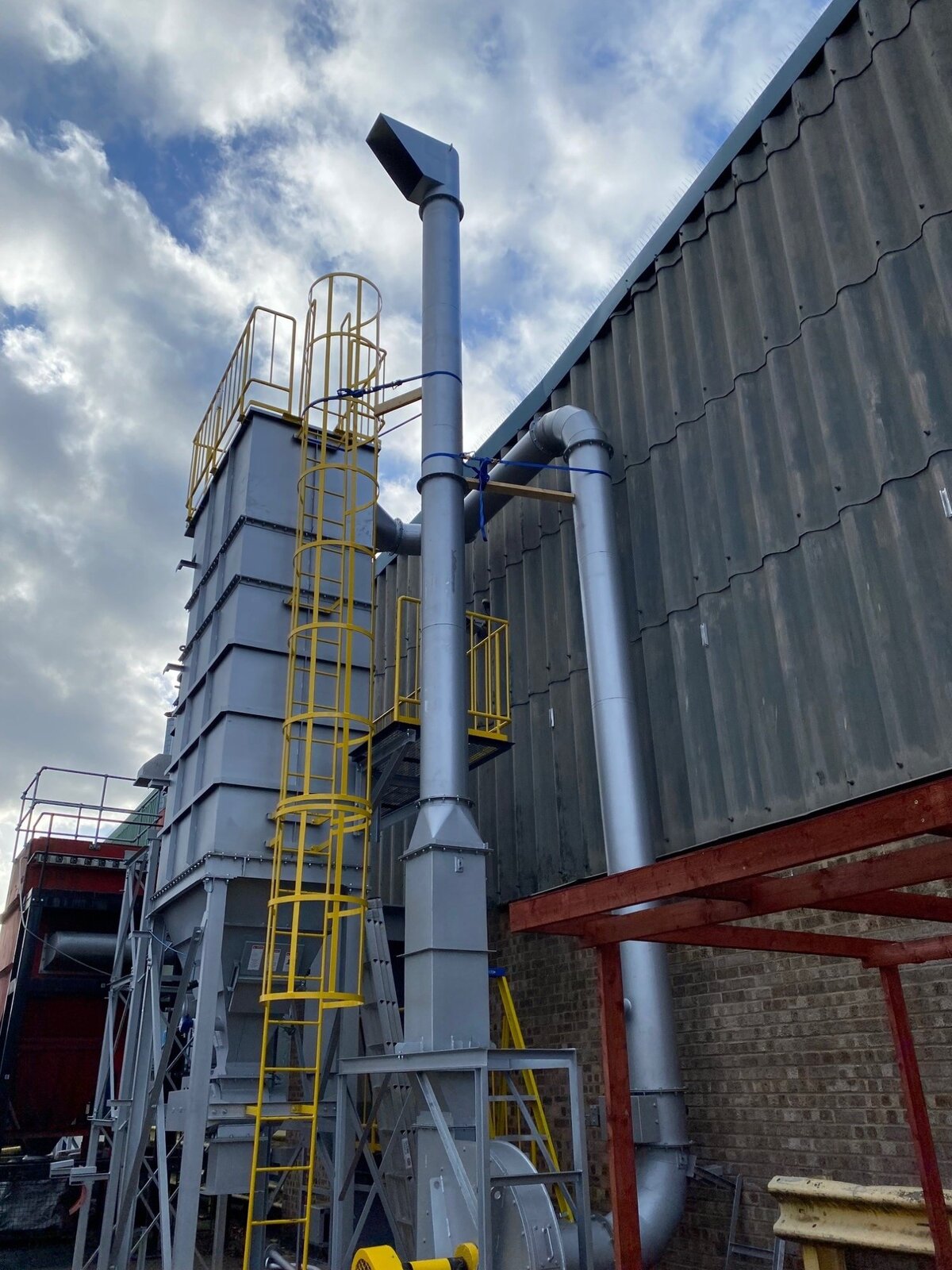 Industrial extraction and filtration stack installation